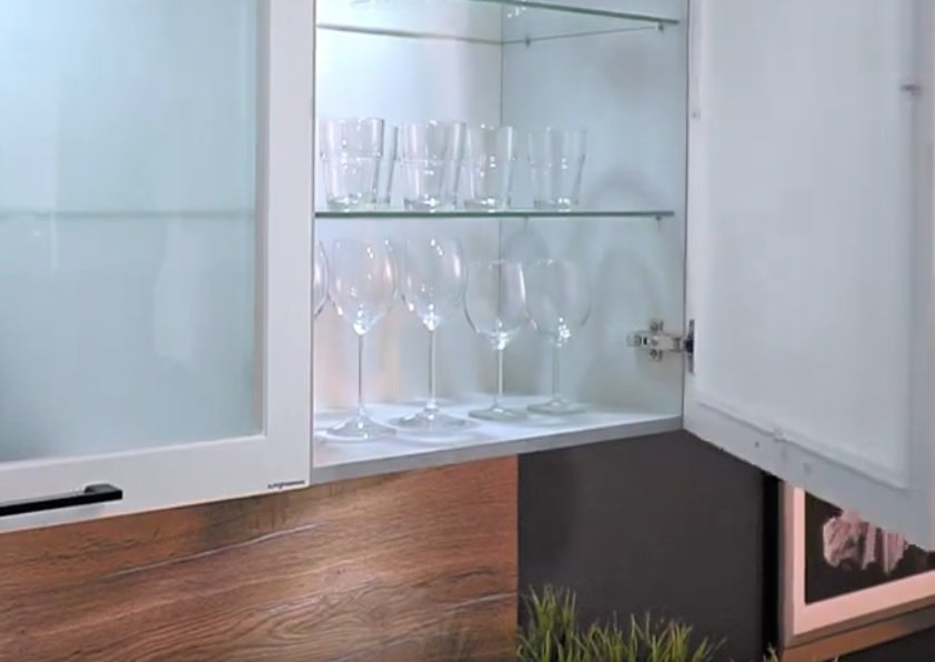 NAVIA kuchnia na wymiar fronty RAMKA BIAŁY MAT - RAMKA BŁĘKITNY MAT podświetlane witryny