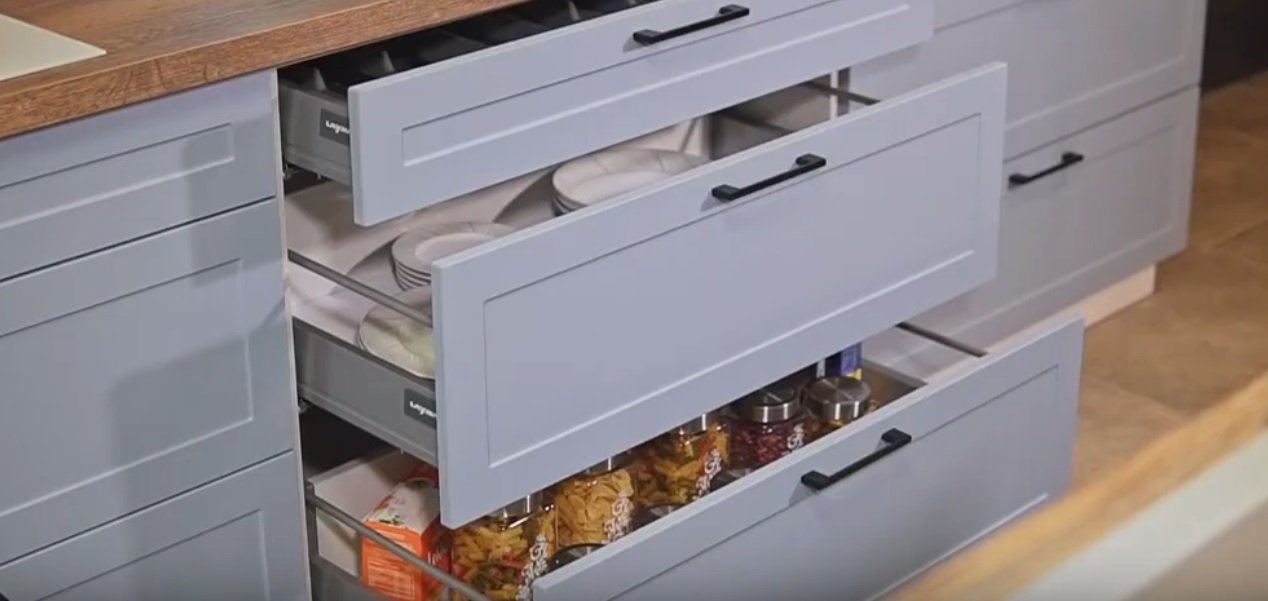 NAVIA kuchnia na wymiar fronty RAMKA BIAŁY MAT - RAMKA BŁĘKITNY MAT szuflady z samodociągiem udżwig 30 kg