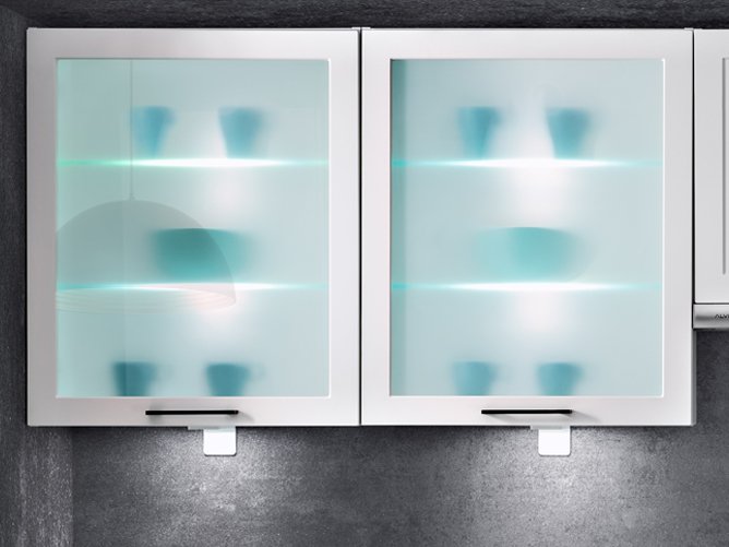 NAVIA kuchnia na wymiar fronty RAMKA BIAŁY MAT półki szklane z podświetleniem