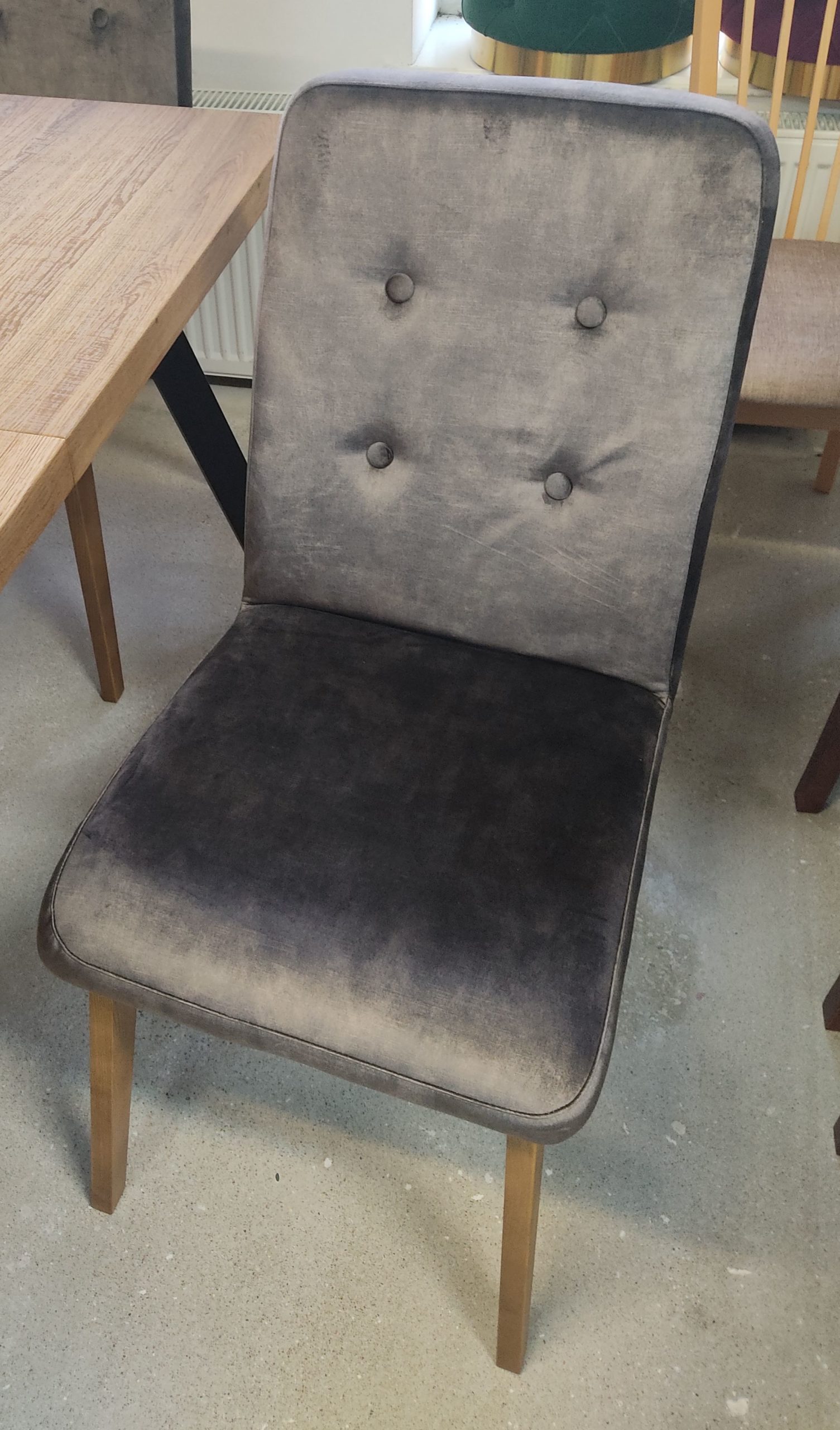 KAMI - krzesło tapicerowane z ozdobnymi guzikami na oparciu - producent