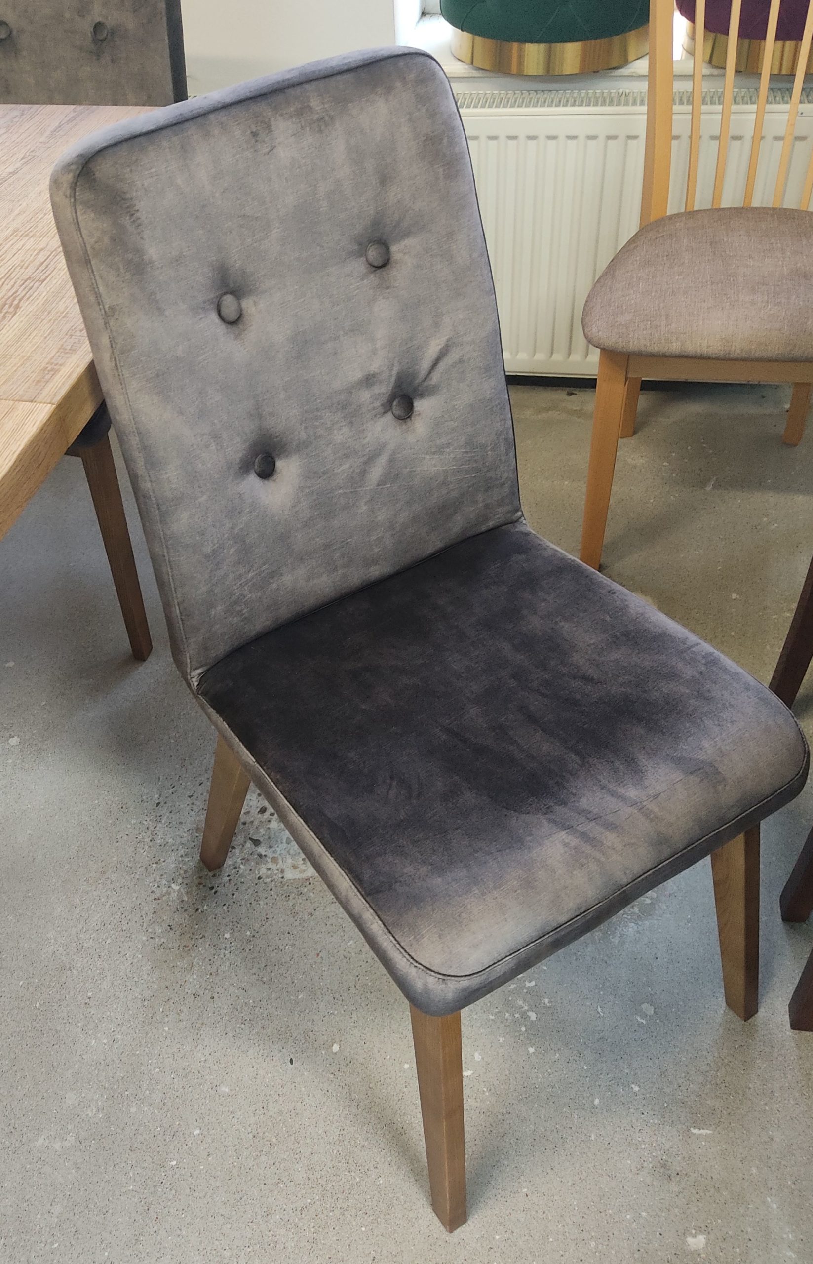 KAMI - krzesło tapicerowane z ozdobnymi guzikami na oparciu - producent