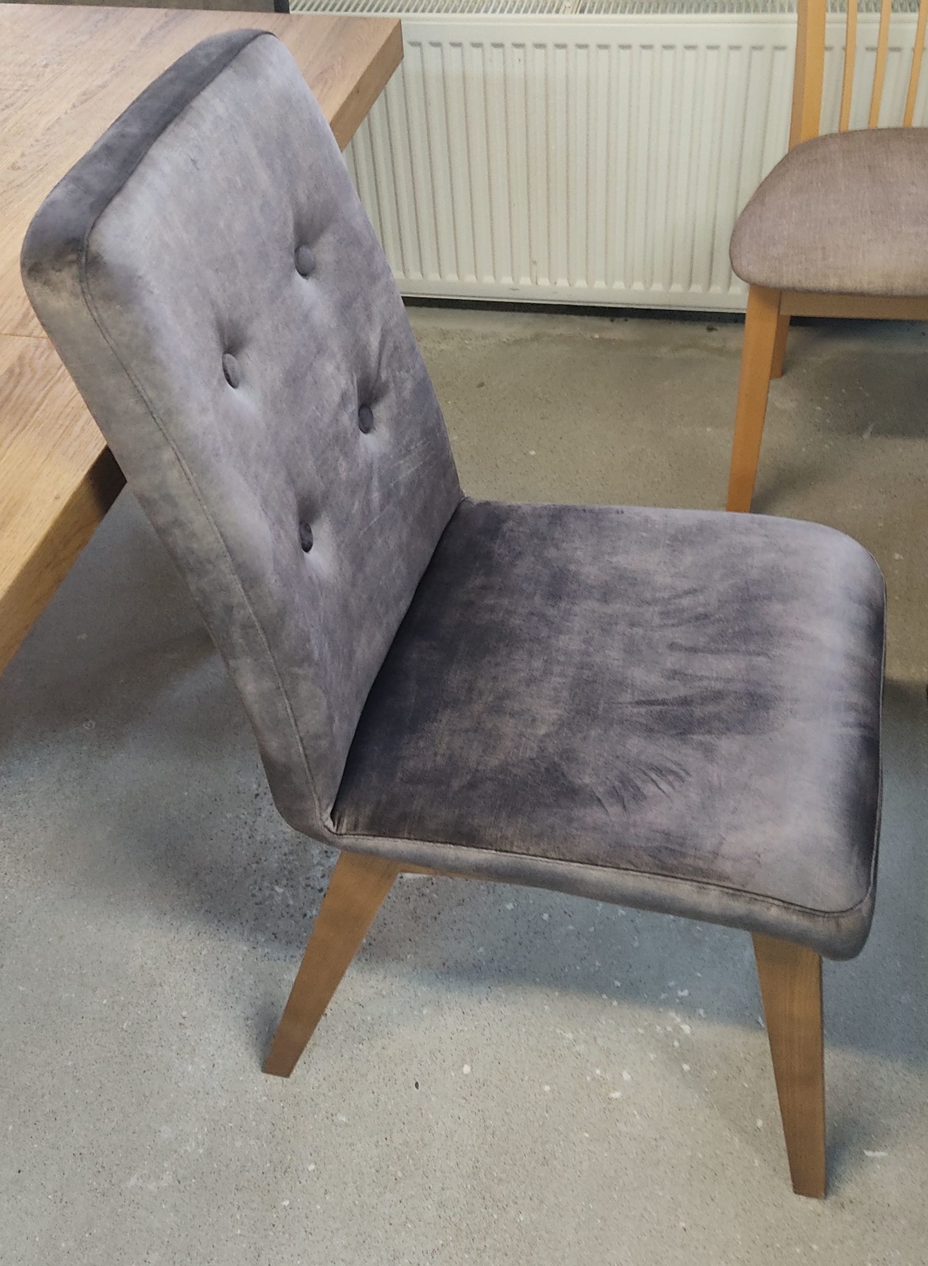 KAMI - krzesło tapicerowane z ozdobnymi guzikami na oparciu - producent