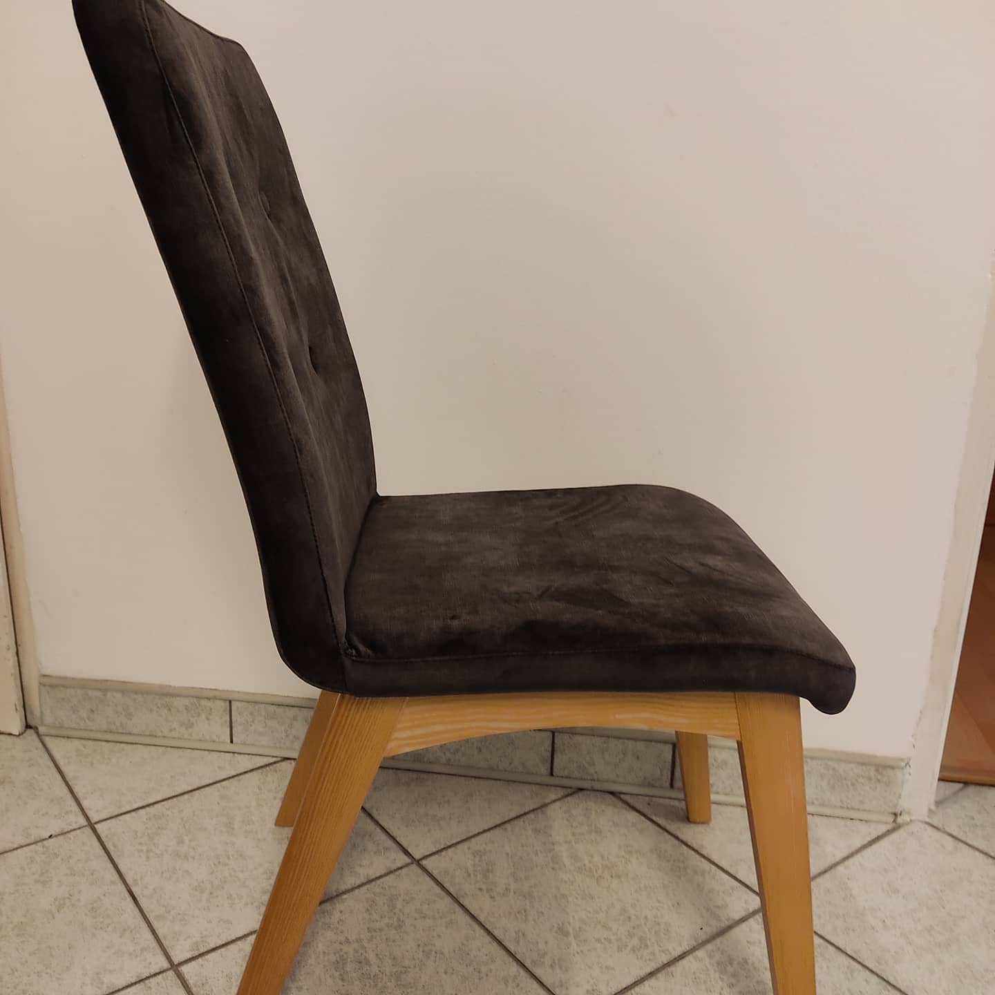 KAMI - krzesło tapicerowane z ozdobnymi guzikami na oparciu - producent