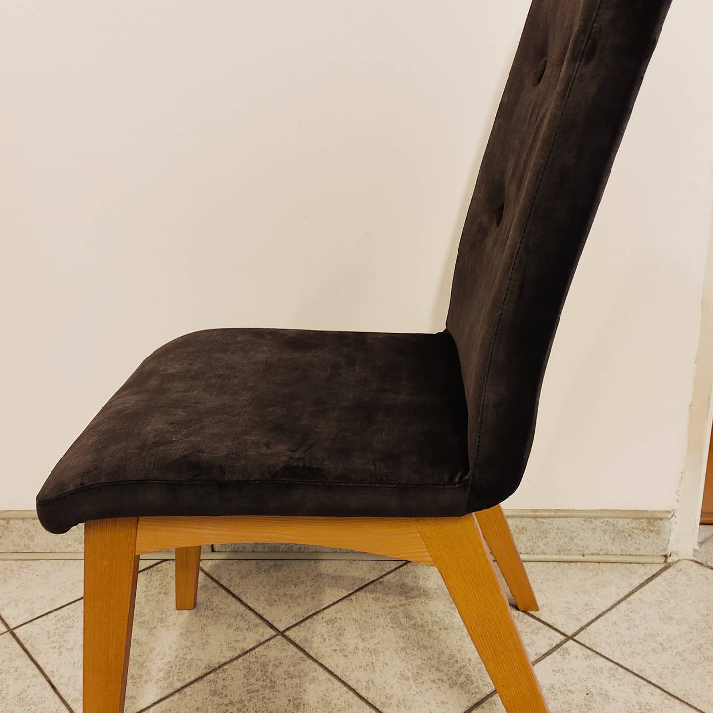 KAMI - krzesło tapicerowane z ozdobnymi guzikami na oparciu - producent