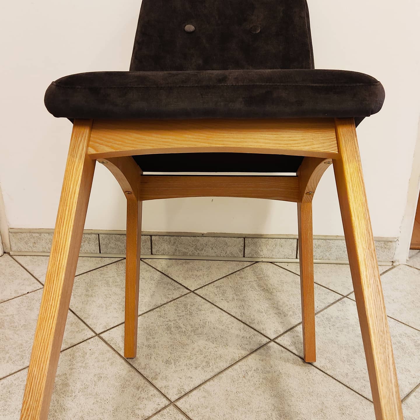 KAMI - krzesło tapicerowane z ozdobnymi guzikami na oparciu - producent