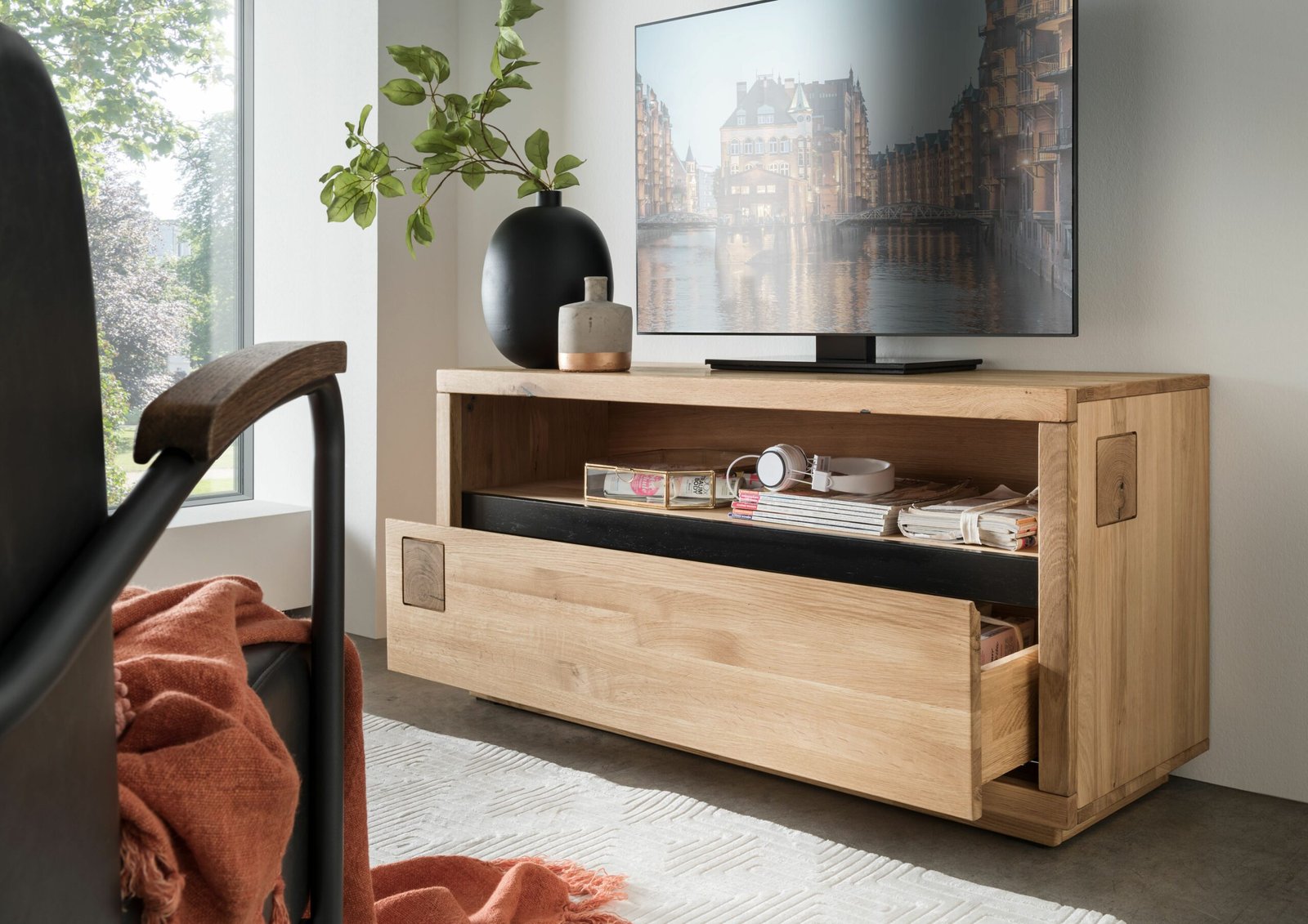 FURNI - komoda dębowa RTV z szufladą otwarta