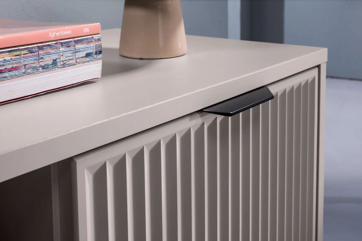 LUXURY - detal, czarne uchwyty