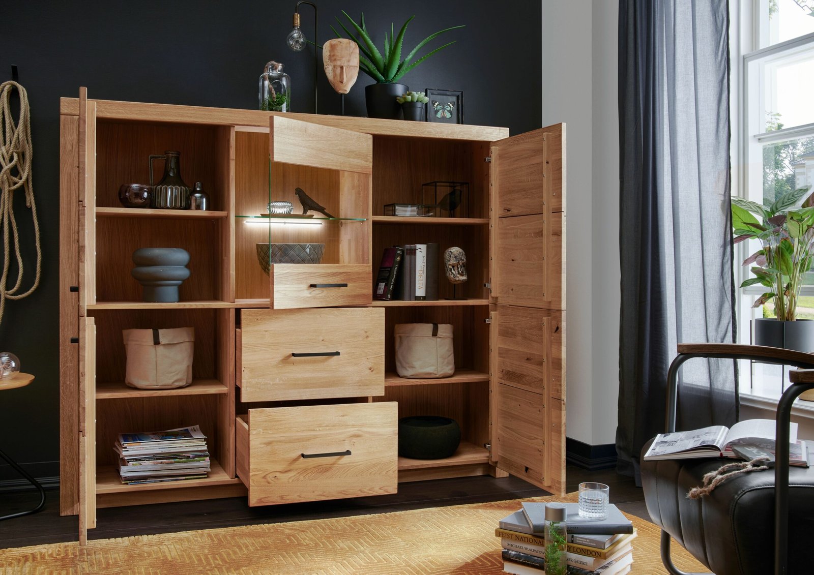 SOLID - szeroki kredens, witryna dębowa do salonu otwarta