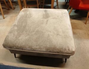 GLOSSY - podnóżek otwierany z pojemnikiem 100 x 100 cm - NA WYMIAR