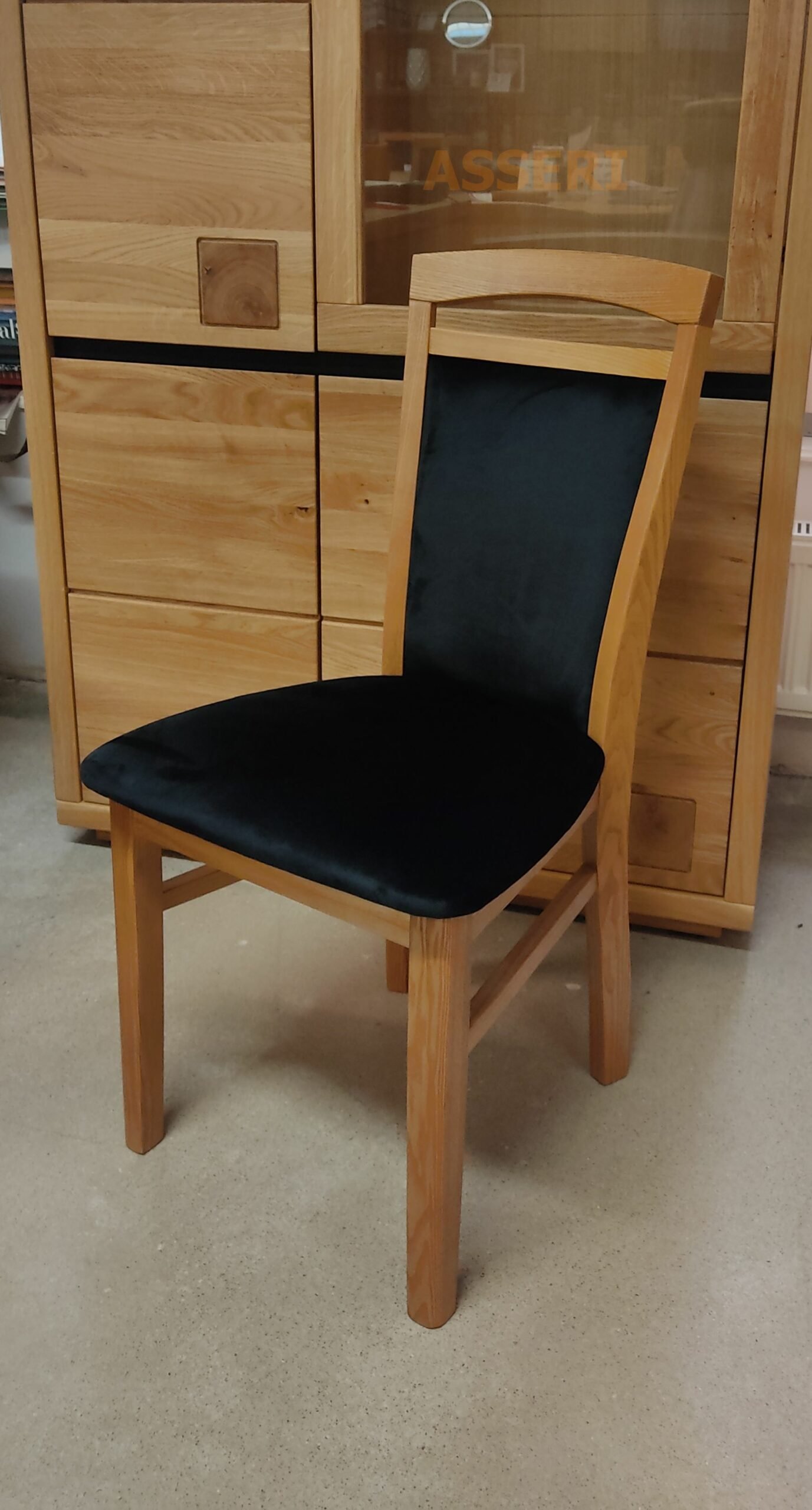 WOJAS komfortowe krzesło dębowe z tapicerowanym oparciem, z rączką, czarne