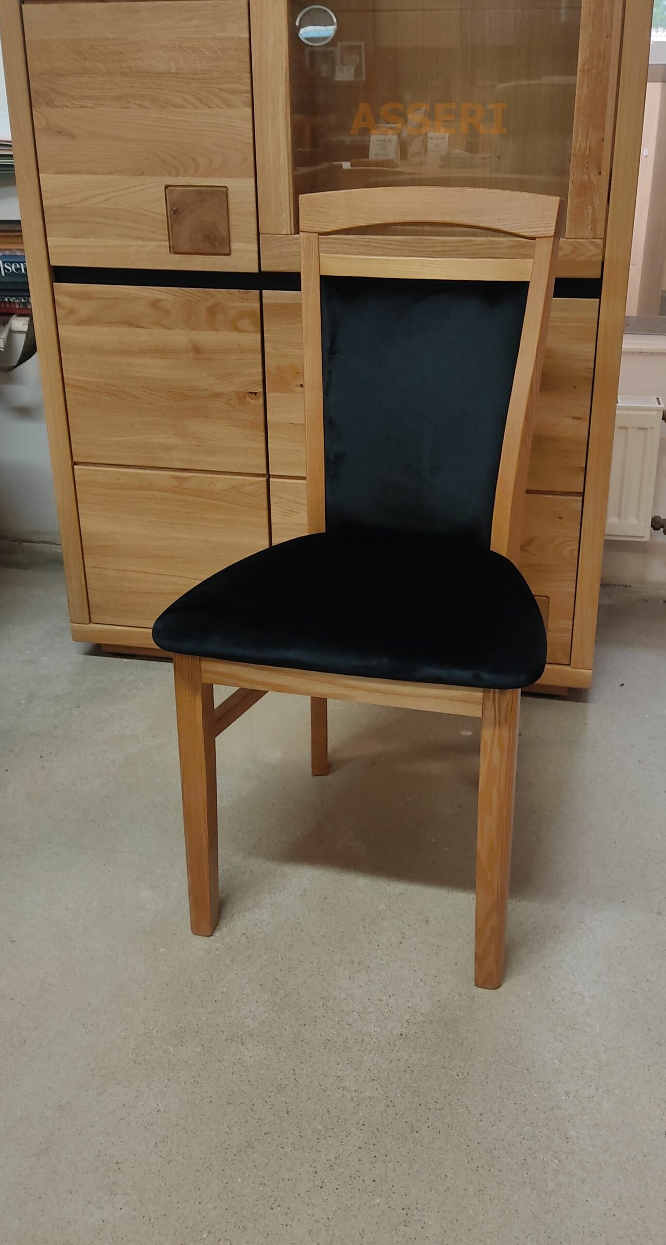 WOJAS komfortowe krzesło dębowe z tapicerowanym oparciem, z rączką, tkanina czarny velur - dąb naturalny