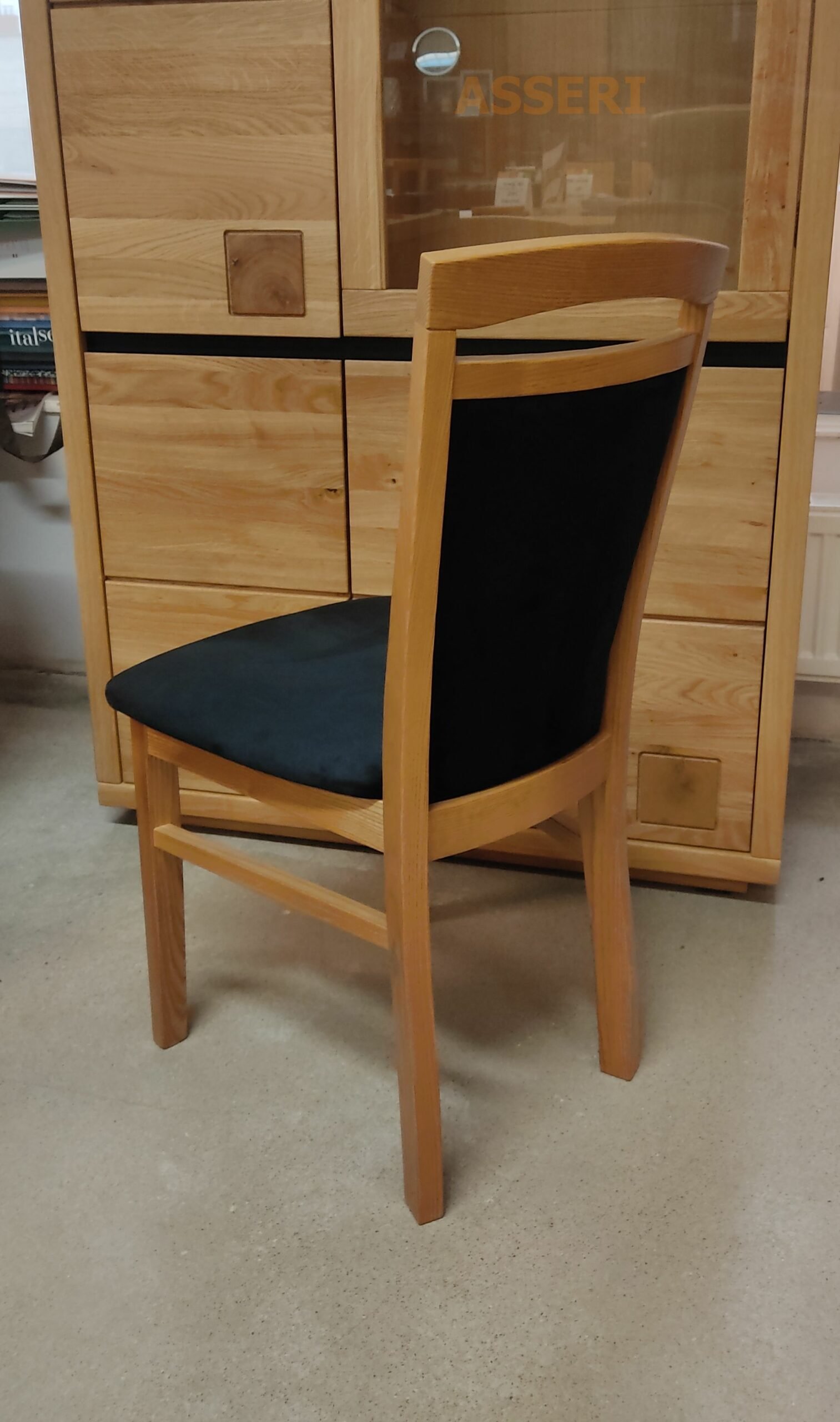 WOJAS nowoczesne krzesło dębowe z tapicerowanym oparciem, z rączką, tkanina czarny velur - dąb naturalny