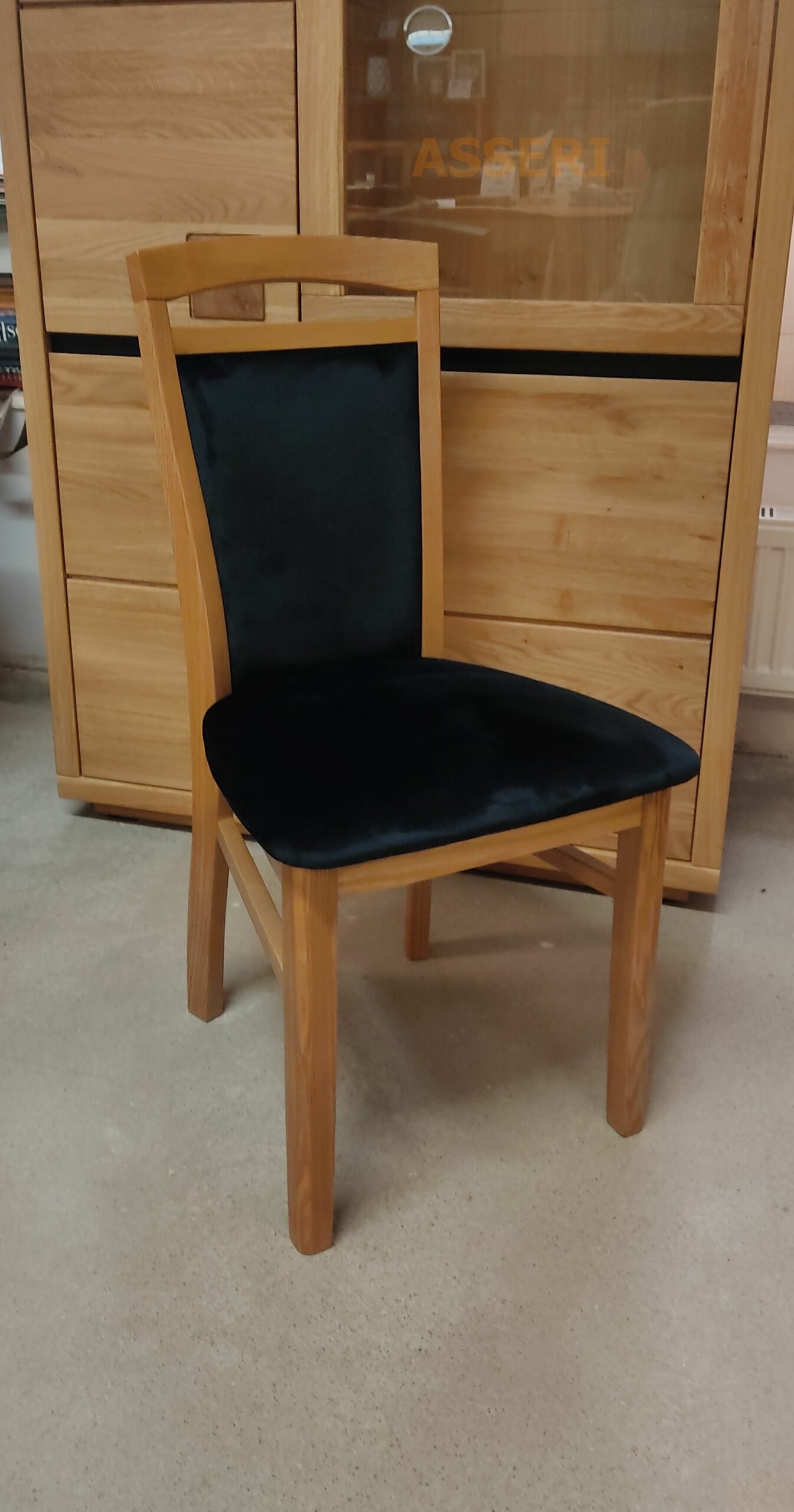 WOJAS solidne krzesło dębowe z tapicerowanym oparciem, z rączką, tkanina czarny velur - dąb naturalny