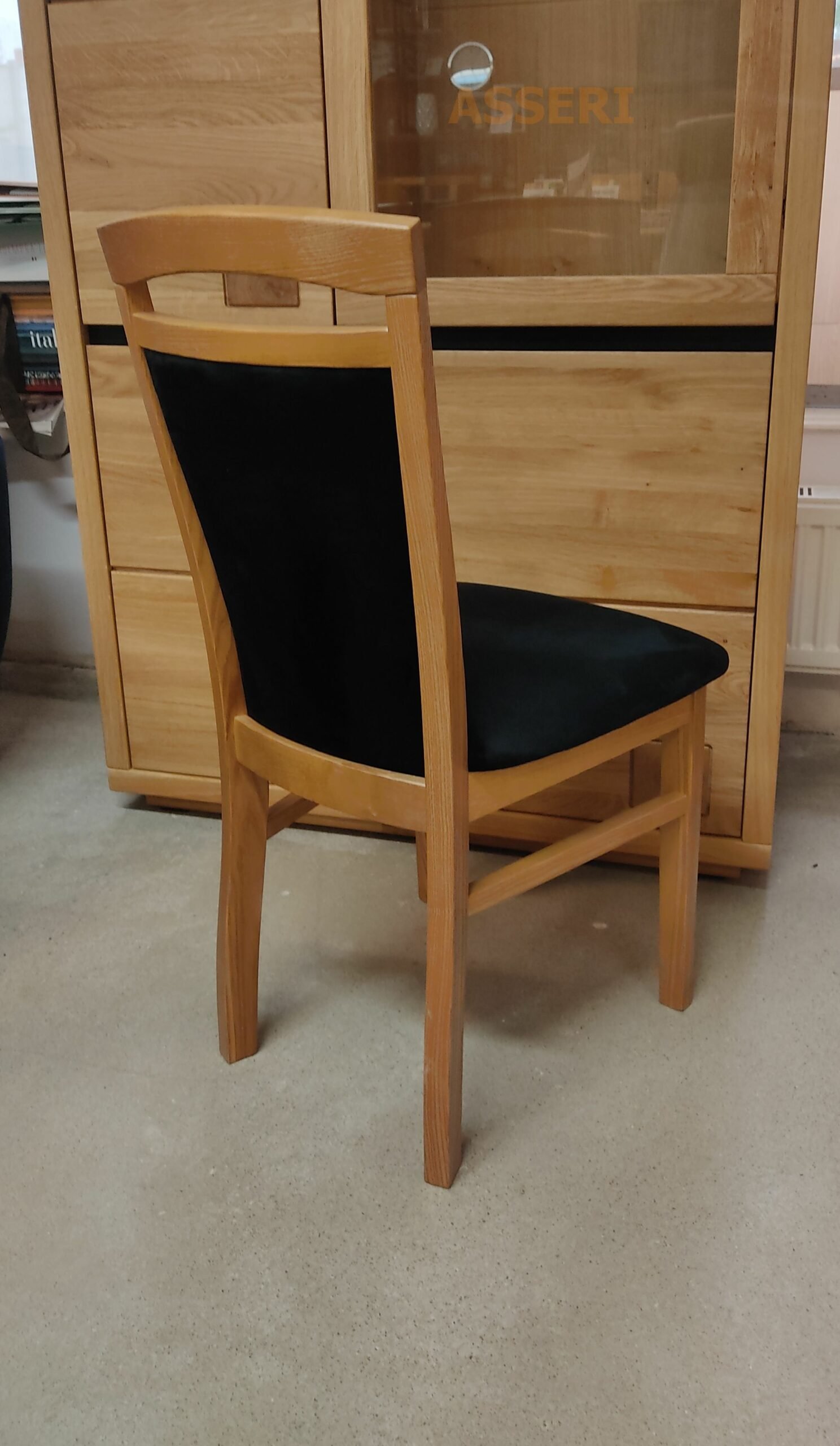 WOJAS solidne krzesło dębowe z tapicerowanym oparciem, z rączką, tkanina czarny velur