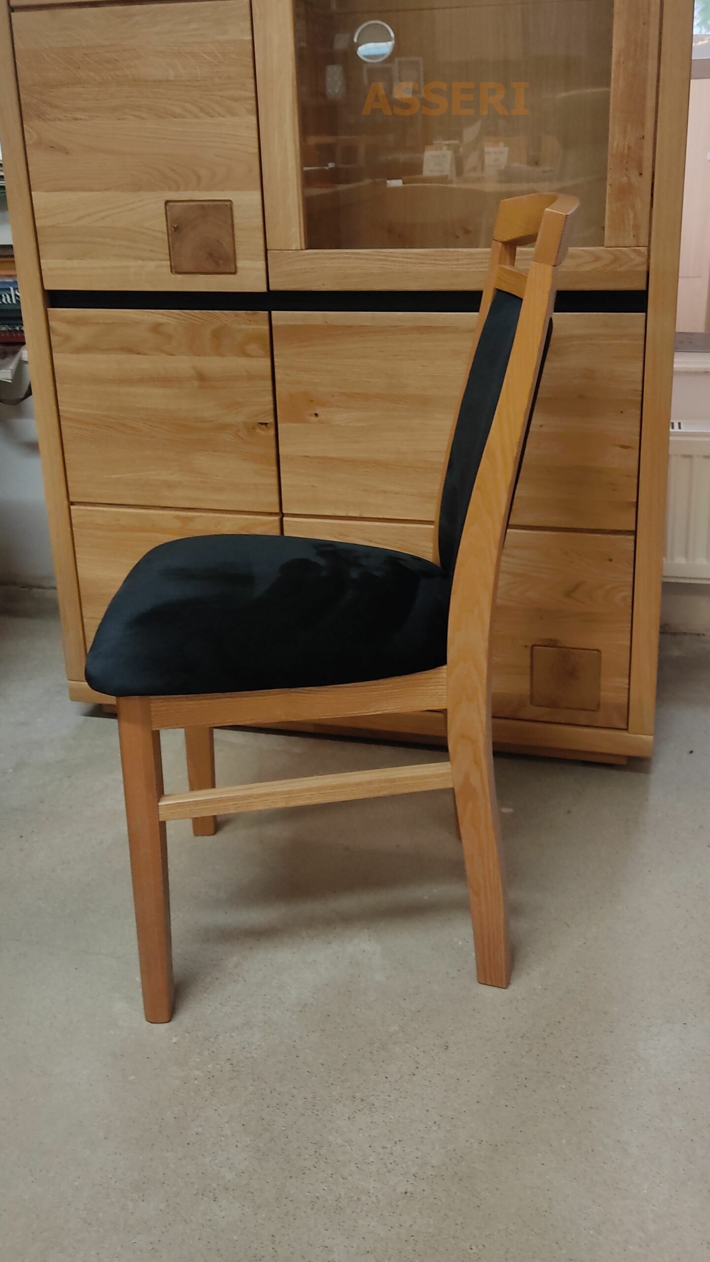 WOJAS wygodne krzesło dębowe z tapicerowanym oparciem, z rączką, czarne