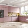 KAM-KUCHNIE - F8 nowoczesna kuchnia z kolorze różowym z blatem w kolorze HIKORA NATURALNA