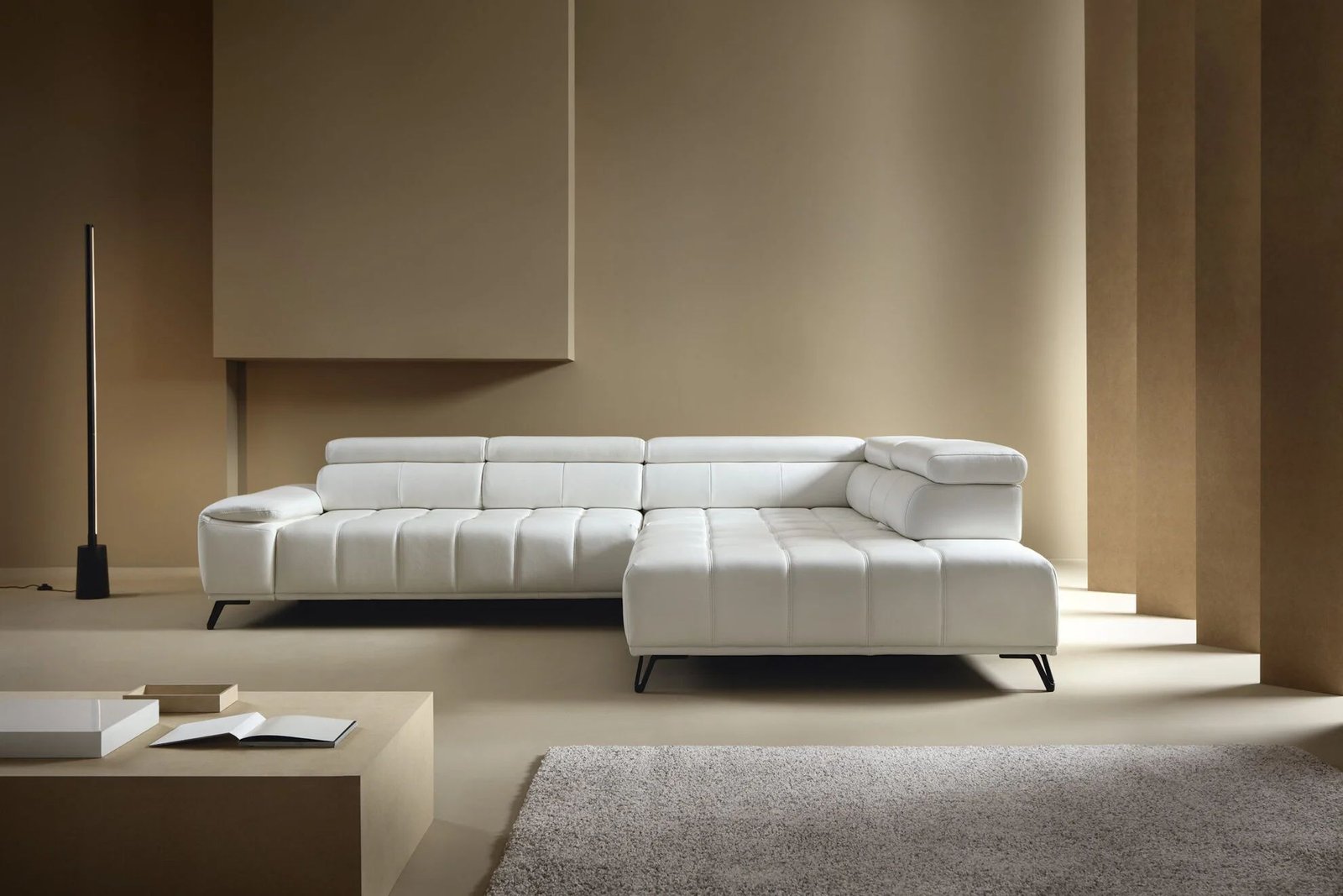 PALLADIO L jasny, skórzany narożnik z elektrycznie regulowanym siedziskiem, przesuwnym oparciem i regulowanymi zagłówkami - WERSAL